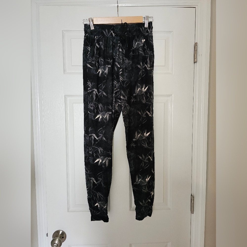 Leggings Depot Black Floral Print Pants Size‎ M